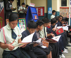 Escolares de Lima disfrutan de la lectura en los patios de sus colegios